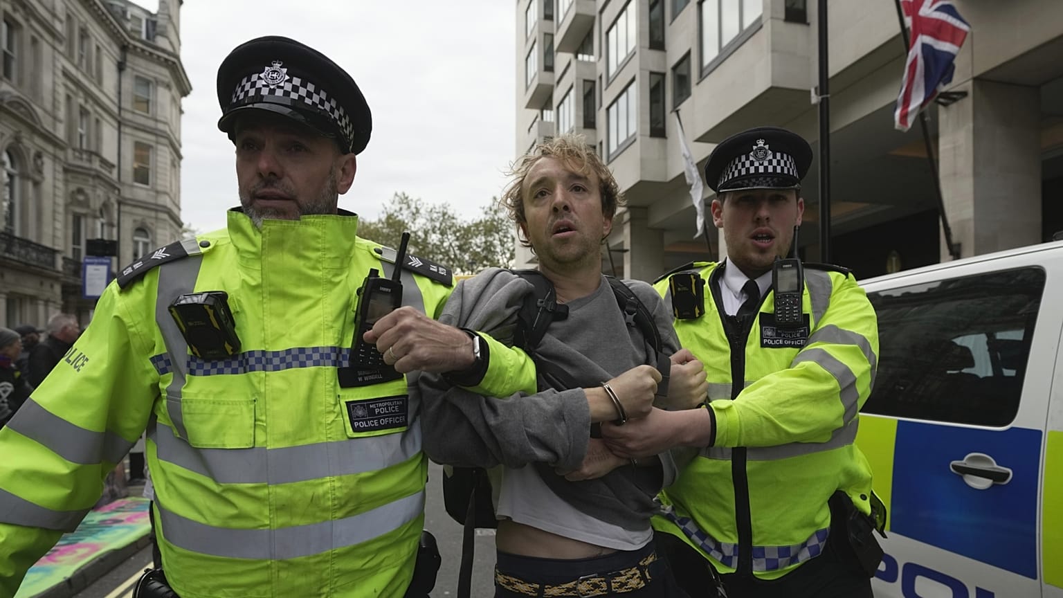 Klímaaktivistát visznek el a rendőrök egy londoni tüntetésről
