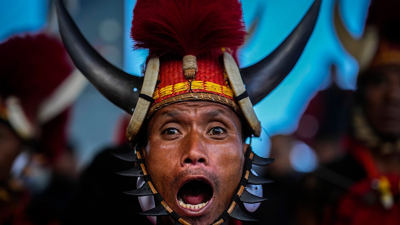 Ein Mitglied des indigenen Naga-Stammes singt während des Hornbill-Festivals in Kisama, Indien, am 10.12.2024