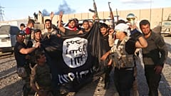 الجيش العراقي يحتفل بإمساك راية داعش بعد سيطرتهم على تكريت، العراق، الثلاثاء 31 آذار/مارس 2015،