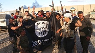 الجيش العراقي يحتفل بإمساك راية داعش بعد سيطرتهم على تكريت، العراق، الثلاثاء 31 آذار/مارس 2015،
