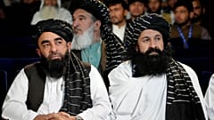 عبدالرحمن حقانی (راست) در کنار ذبیح‌الله مجاهد