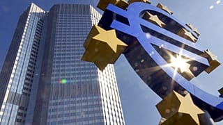 Photo de bibliothèque d'une sculpture en euros devant le bâtiment de la Banque centrale européenne (BCE)