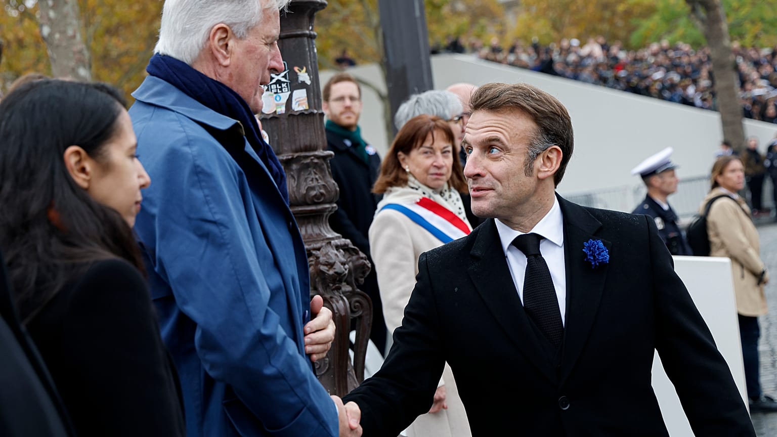 Emmanuel Macron cumprimenta primeiro-ministro demissionário 