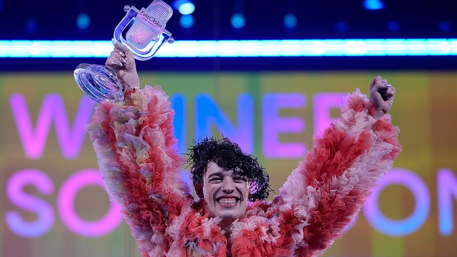 Eurovision'un yeni kuralları 2024 tartışmalarının ardından sanatçıları 'korumak' için açıklandı (Resimde: 2024 galibi Nemo)