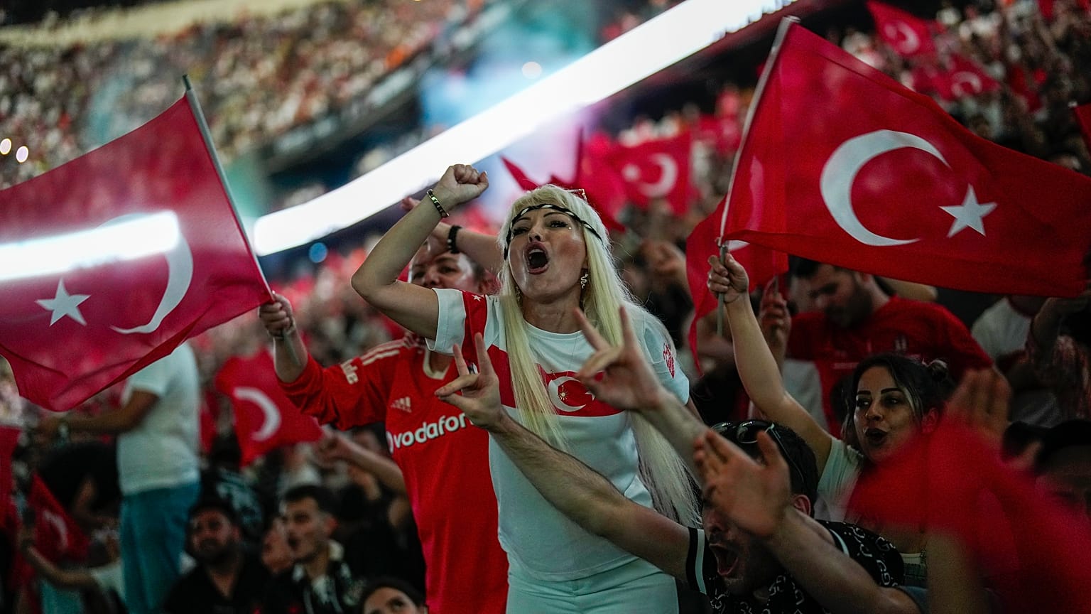 Türk taraftarlar, 6 Temmuz 2024 Cumartesi günü Almanya'nın Berlin kentinde Türkiye ile Hollanda arasındaki EURO 2024 çeyrek final maçını izlerken açılış golünü kutluyorlar.