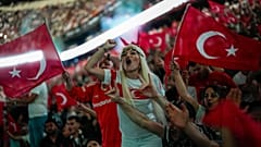 Türk taraftarlar, 6 Temmuz 2024 Cumartesi günü Almanya'nın Berlin kentinde Türkiye ile Hollanda arasındaki EURO 2024 çeyrek final maçını izlerken açılış golünü kutluyorlar.