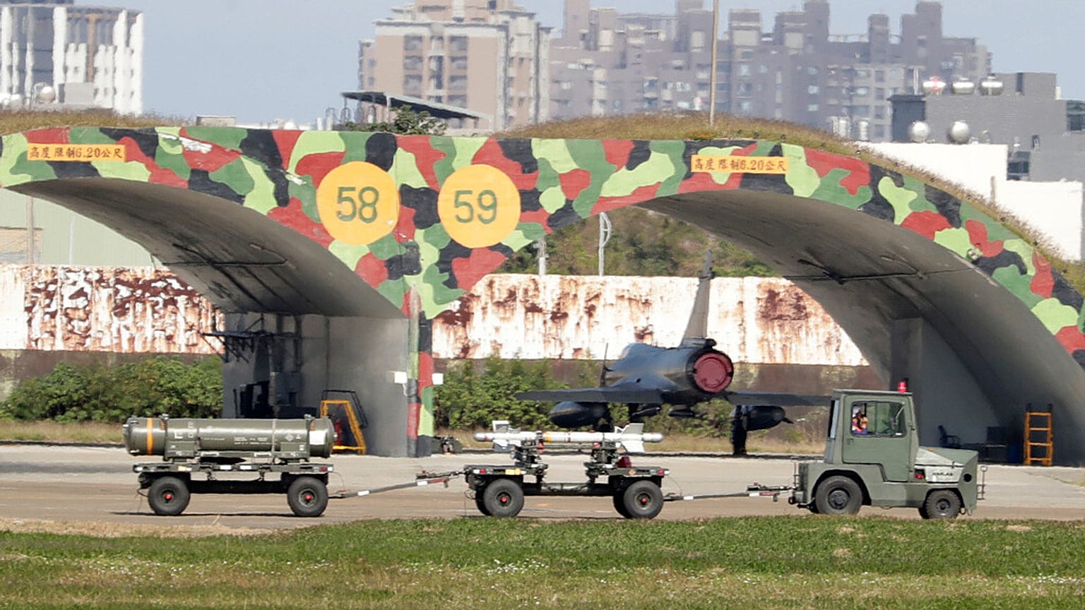 Tayvan'a ait askeri araçlar ülkenin kuzeyindeki Hsinchu'da bulunan bir hava üssünde görülüyor, 11 Aralık 2024
