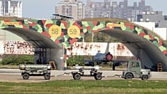 Ταϊβανέζικο όχημα επίγειων αεροπορικών δυνάμεων κινείται πέρα από οχυρό αεροπλάνου σε αεροπορική βάση στο Χσιντσού, στη βόρεια Ταϊβάν, Τετάρτη, 11 Δεκεμβρίου 2024.