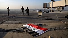 Μαχητές της συριακής αντιπολίτευσης στέκονται πάνω σε ένα κατασχεμένο μαχητικό αεροσκάφος της συριακής πολεμικής αεροπορίας στο στρατιωτικό αεροδρόμιο της Χάμα, Συρία, Παρασκευή 6 Δεκεμβρίου 2024.