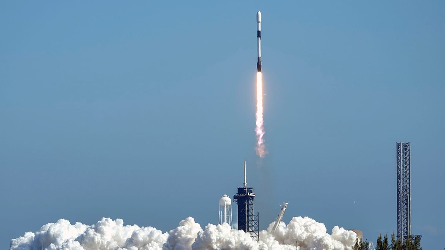 Ένας πύραυλος SpaceX Falcon 9 με ένα ψηφιακό, ραδιοφωνικό δορυφορικό φορτίο SXM-9, απογειώνεται από την εξέδρα 39A στο Διαστημικό Κέντρο Κένεντι στο Ακρωτήριο Κανάβεραλ, την Πέμπτη 5 Δεκεμβρίου 2024.