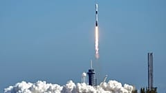Ένας πύραυλος SpaceX Falcon 9 με ένα ψηφιακό, ραδιοφωνικό δορυφορικό φορτίο SXM-9, απογειώνεται από την εξέδρα 39A στο Διαστημικό Κέντρο Κένεντι στο Ακρωτήριο Κανάβεραλ, την Πέμπτη 5 Δεκεμβρίου 2024.