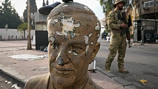 Повстанцы уничтожают места, связанные с семьей Асада