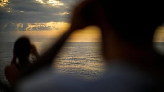 Encuentran a una niña migrante en el Mediterráneo tras naufragar la barcaza en la que viajaba