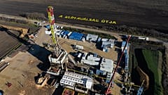 Látványos akcióval követeli a fracking betiltását a Greenpeace a nyékpusztai gázmezőn - 2024. december 1.