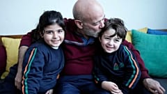 Sohail junto a sus nietos 