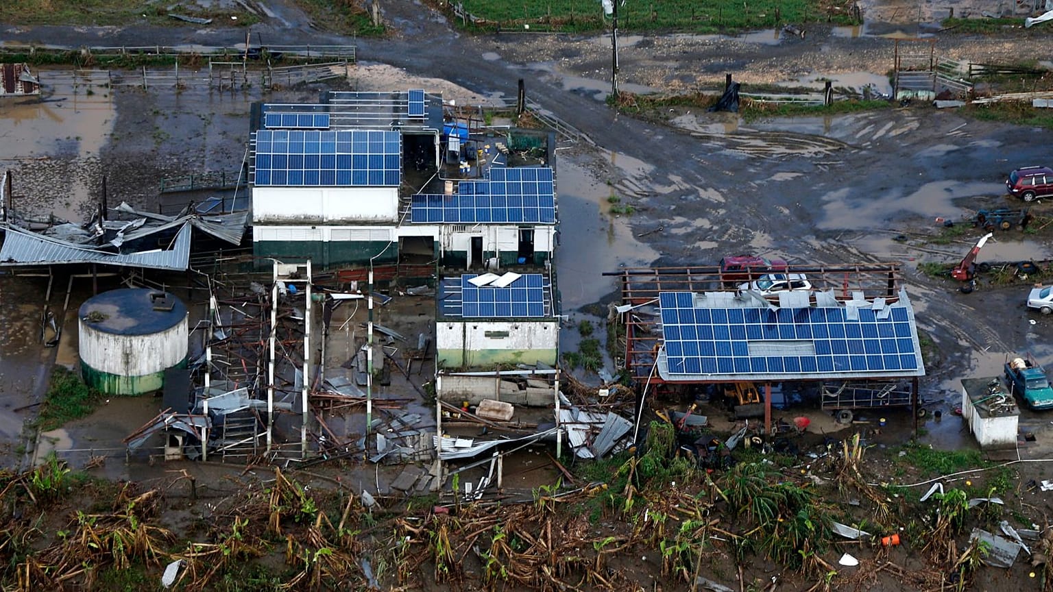 Paneles solares dañados en una granja tras el paso del huracán María en San Juan, Puerto Rico, septiembre de 2017.