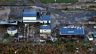 Paneles solares dañados en una granja tras el paso del huracán María en San Juan, Puerto Rico, septiembre de 2017.
