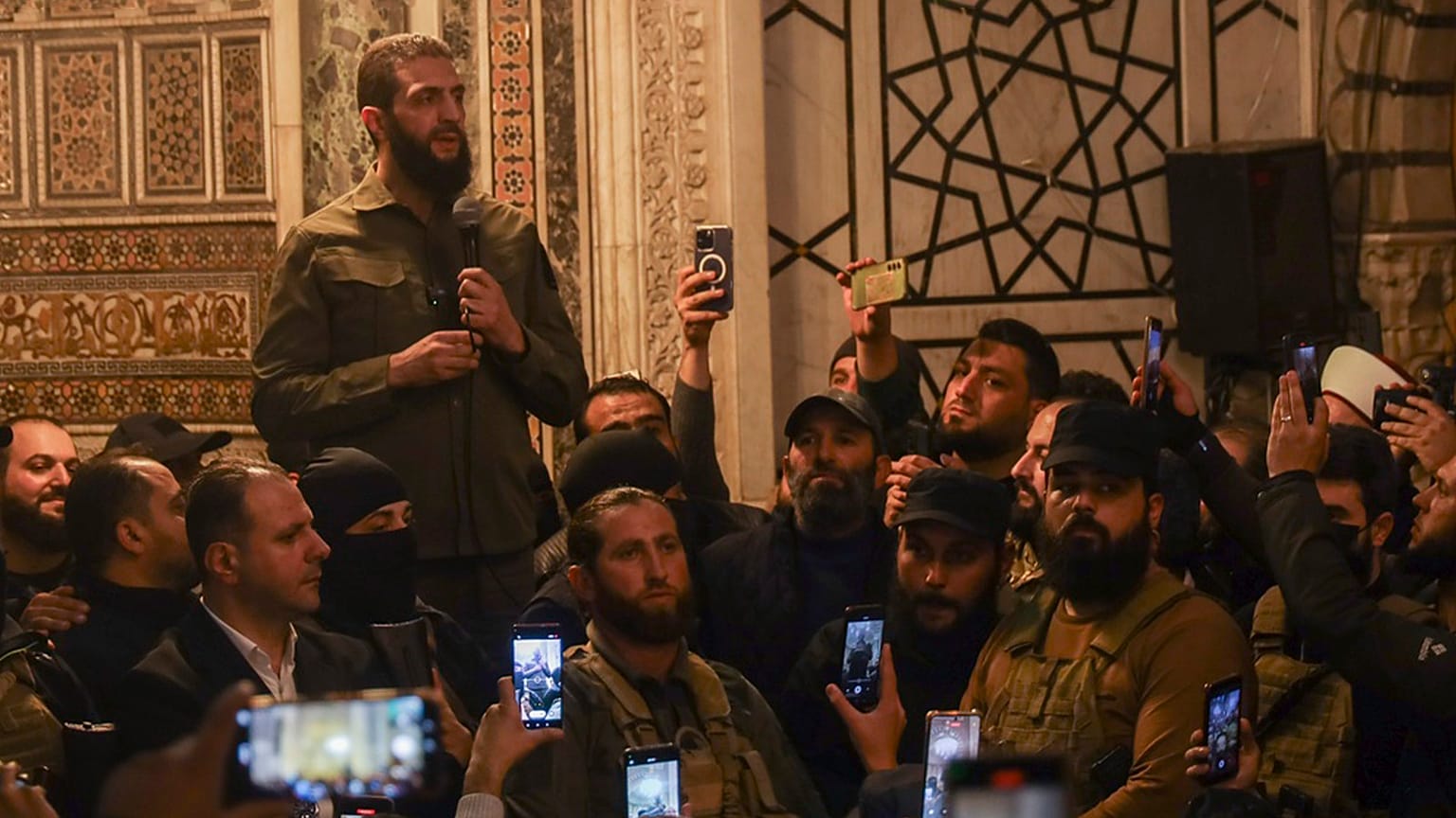 Ebu Muhammed Colani, 8 Aralık 2024 Pazar günü Şam'daki Emevi Camii'nde konuşuyor.