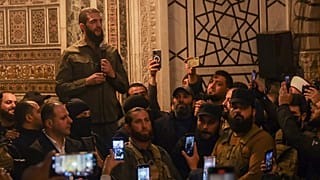 Ebu Muhammed Colani, 8 Aralık 2024 Pazar günü Şam'daki Emevi Camii'nde konuşuyor.