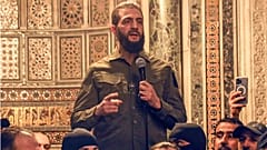 Ebu Muhammed Colani, 8 Aralık 2024 Pazar günü Şam'daki Emevi Camii'nde konuşuyor.