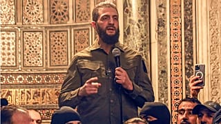 Ebu Muhammed Colani, 8 Aralık 2024 Pazar günü Şam'daki Emevi Camii'nde konuşuyor.