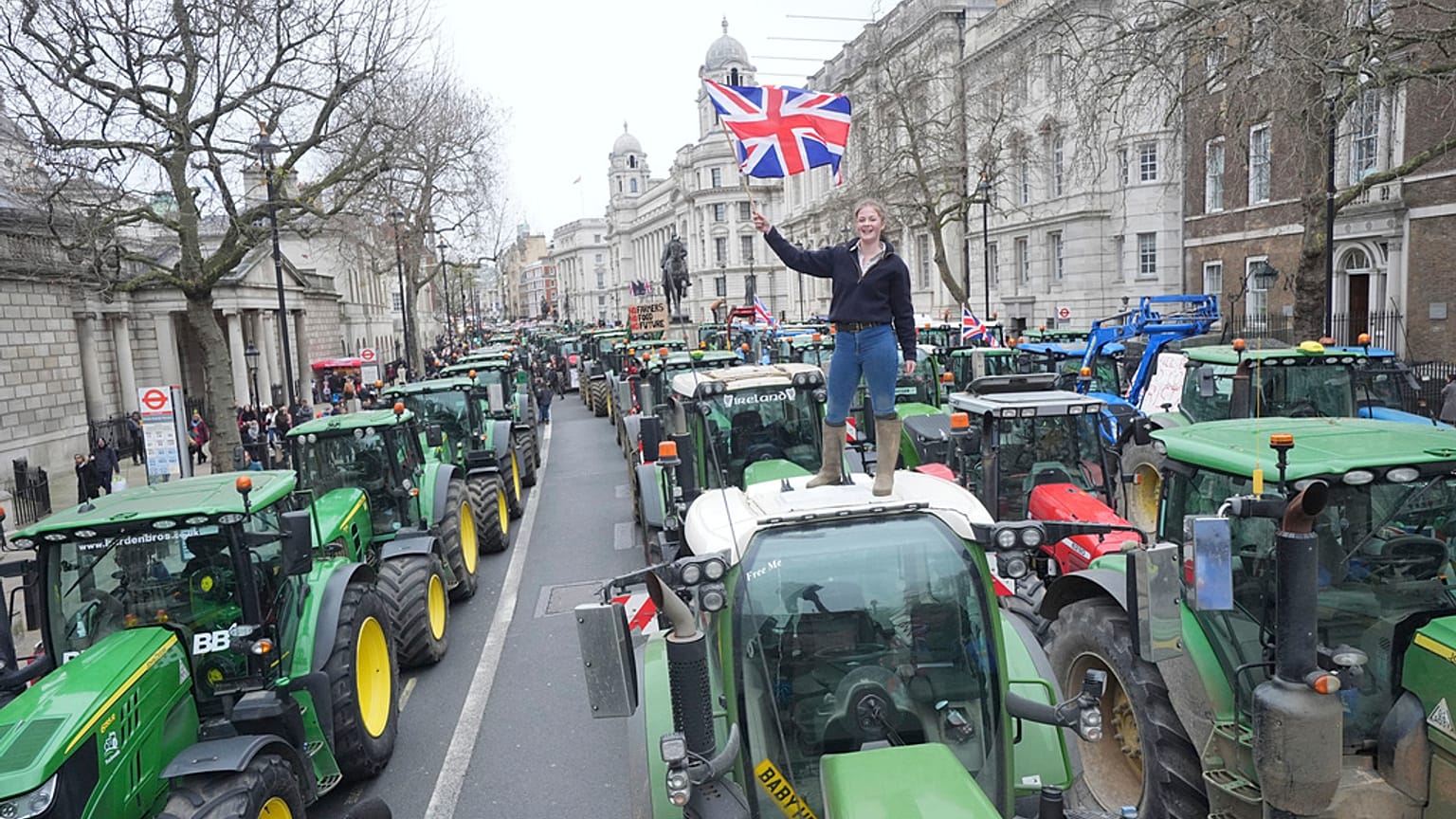 La figlia dell'agricoltore che gestisce la SW Attwoods and Partners sull'isola di Sheppey, nel Kent, è in piedi su un trattore, Londra, Regno Unito, 11.12.2024