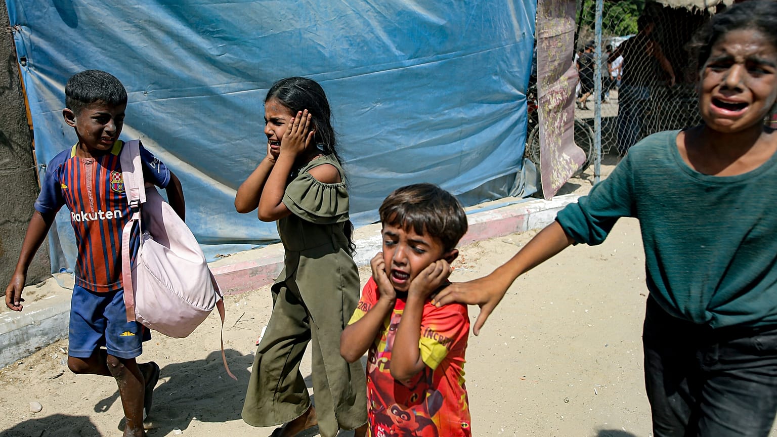 أطفال فلسطينيون يتم إجلاؤهم من موقع استهدفه قصف إسرائيلي على خان يونس جنوب قطاع غزة، السبت 13 يوليو 2024