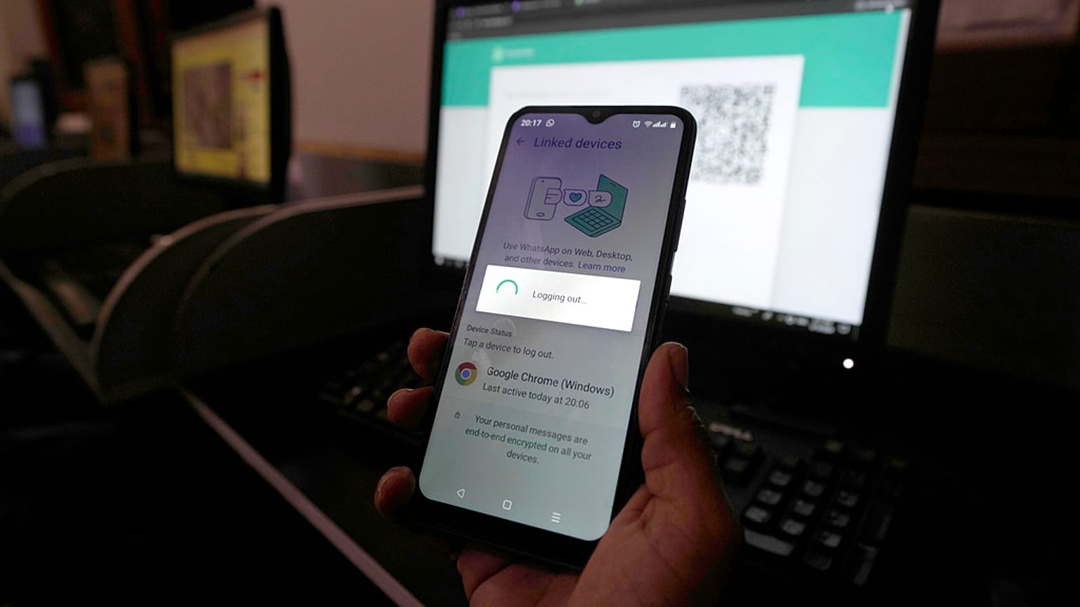 Bu stok görselde bir kişinin WhatsApp uygulamasını dizüstü bilgisayarına aktarmaya çalıştığı görülüyor, 19 Ağustos 2024 