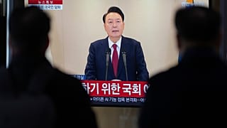 Un téléviseur diffuse l'intervention en direct du président sud-coréen Yoon Suk Yeol à la gare de Séoul, en Corée du Sud, le jeudi 12 décembre 2024.