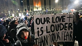 Die Georgier lassen sich nicht von der Polizeigewalt abschrecken und bleiben in ihren Forderungen standhaft.