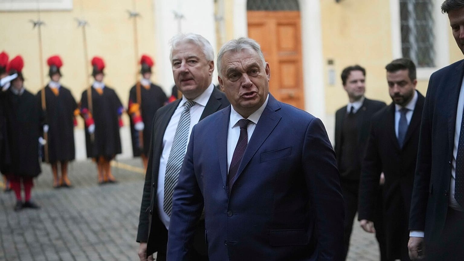 Il primo ministro ungherese Viktor Orban arriva all'incontro con Papa Francesco in Vaticano, mercoledì 4 dicembre 2024. 