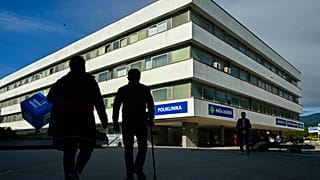Emberek sétálnak a szlovákiai F. D. Roosevelt Egyetemi Kórház előtt 2024 májusában.