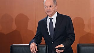 Le chancelier allemand Olaf Scholz arrive pour la réunion du cabinet à la chancellerie à Berlin, Allemagne, mercredi 11 décembre 2024