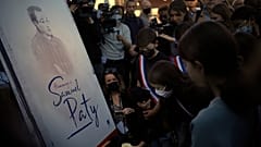 Παιδιά μπροστά από μια ζωγραφιά του καθηγητή ιστορίας και γεωγραφίας Samuel Paty, στο Conflans Sainte Honorine, το Σάββατο 16 Οκτωβρίου 2021.