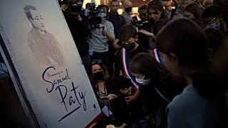 Kinder vor einer Zeichnung des Geschichts- und Geografielehrers Samuel Paty in Conflans Sainte Honorine am Samstag, den 16. Oktober 2021.