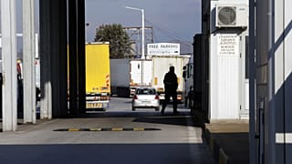 Teherautók sorban állnak a bolgár-görög határátkelőhelyen, a bulgáriai Kulatánál