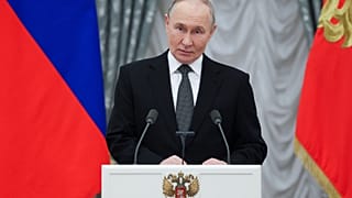 Presidente russo Vladimir Putin discursa durante cerimónia de entrega de condecorações estatais a russos considerados notáveis. 