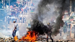 Αρχείο: Ένα οδόφραγμα καίγεται την Τρίτη, 5 Νοεμβρίου 2024, στην πρωτεύουσα της Μοζαμβίκης Μαπούτο, Τρίτη, 5 Νοεμβρίου 2024.