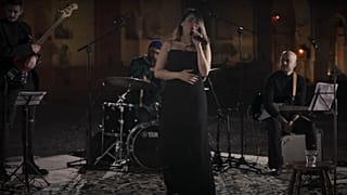 پرستو احمدی در حال اجرا