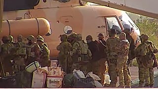 Российские наемники садятся в вертолет на севере Мали. Фотография опубликована французской армией в апреле 2022 года. 
