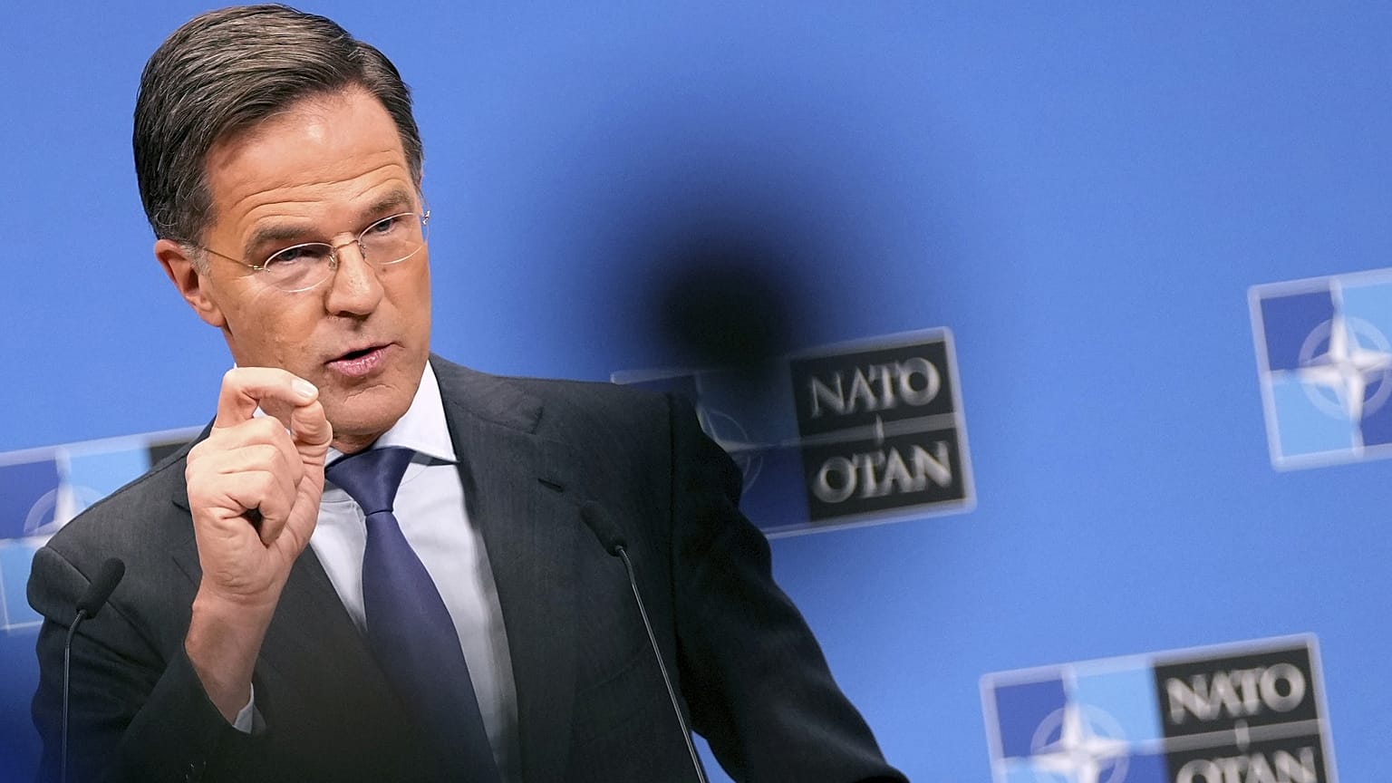 Le secrétaire général de l'OTAN, Mark Rutte, s'exprime lors d'une conférence de presse à l'issue d'une réunion des ministres des Affaires étrangères de l'OTAN au siège de l'OTAN à Bruxelles, le 4 décembre 2024.