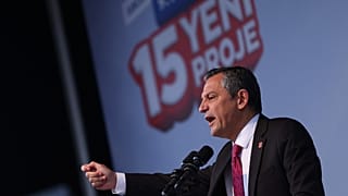 Cumhuriyet Halk Partisi Genel Başkanı Özgür Özel, İstanbul'un bir ilçesi olan Sancaktepe'de, toplu temel atma töreninde destekçilerine sesleniyor, 12 Aralık 2024