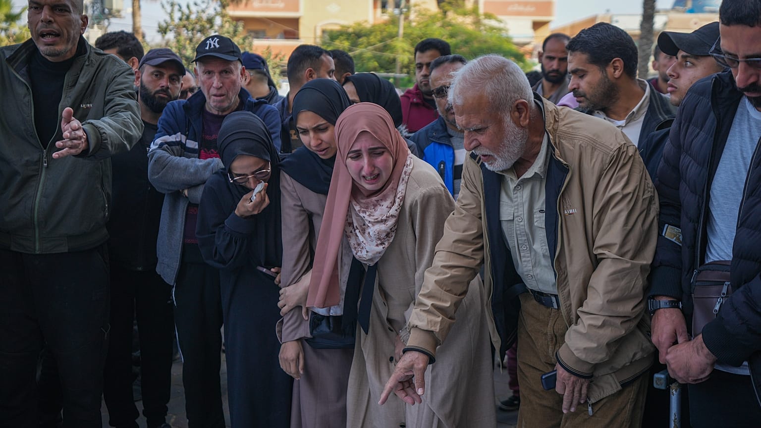 فلسطينيون يشيعون جثامين ضحايا غارة للجيش الإسرائيلي على مخيم النصيرات للاجئين في مستشفى شهداء الأقصى في دير البلح بقطاع غزة، الخميس 12 ديسمبر 2024