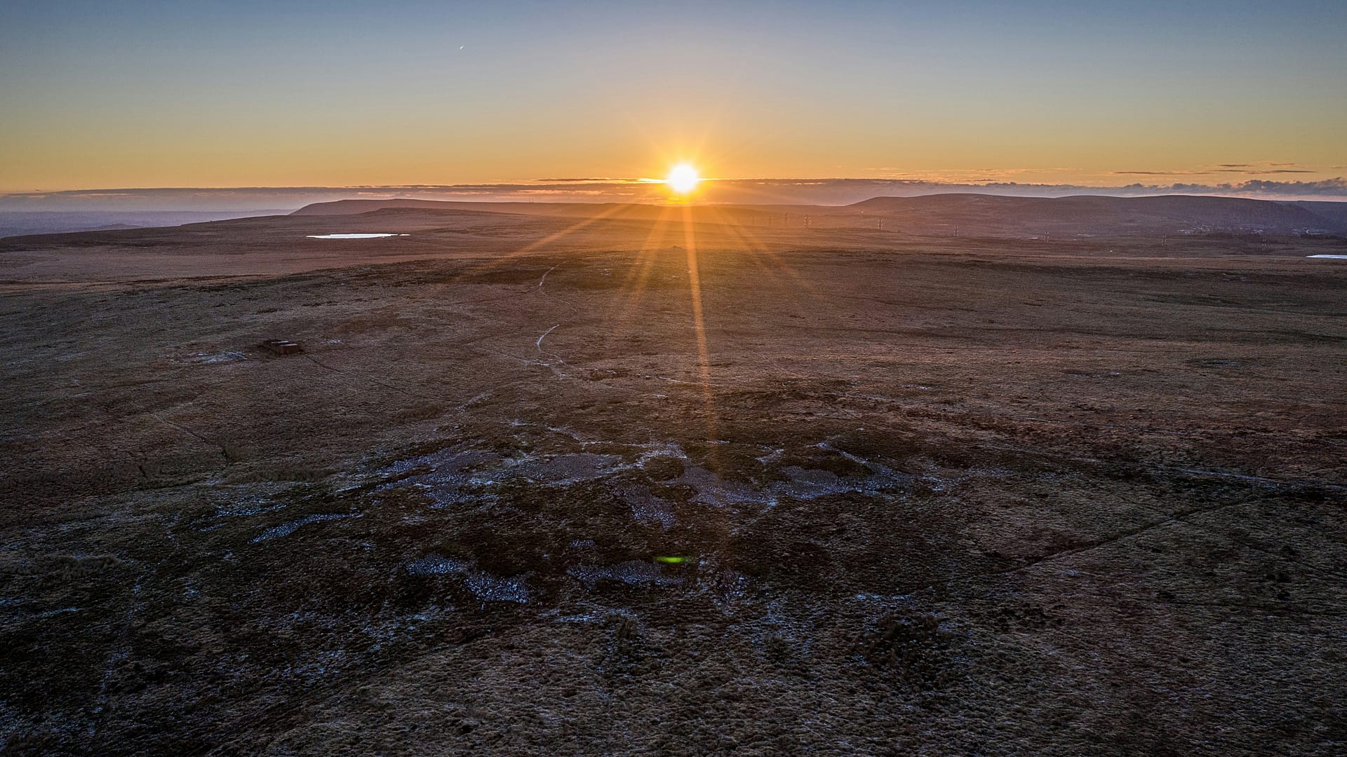 Lever de soleil sur la lande de Llangynidir à Powys, sud du Pays de Galles