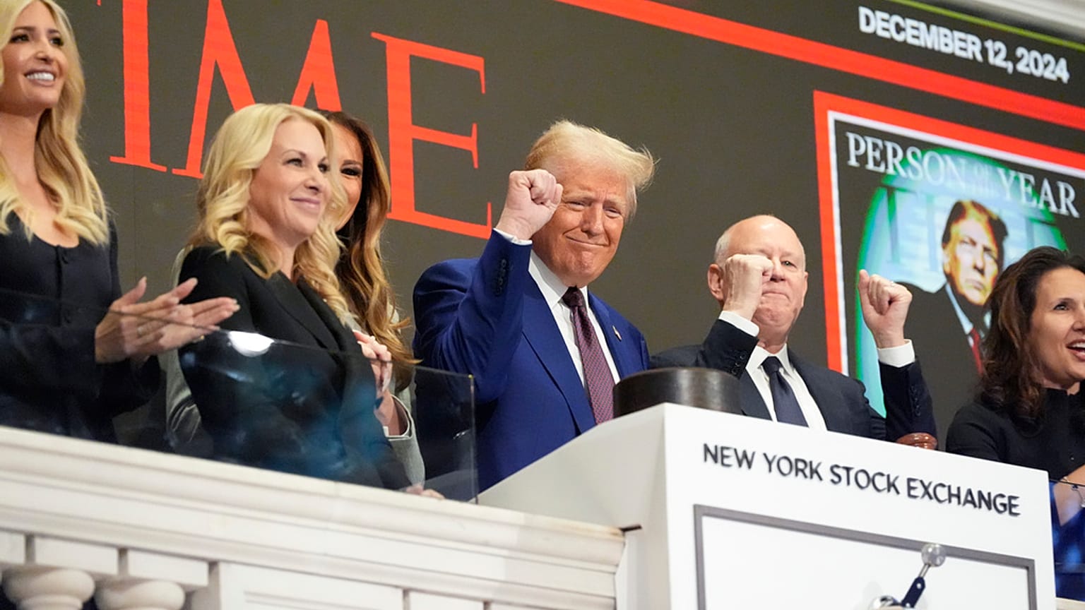 Donald Trump, New York Menkul Kıymetler Borsası'nın açılış zilini çaldıktan sonra ellerini kaldırıyor, New York, 12 Aralık 2024.