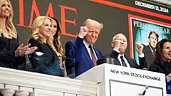 Donald Trump, New York Menkul Kıymetler Borsası'nın açılış zilini çaldıktan sonra ellerini kaldırıyor, New York, 12 Aralık 2024.