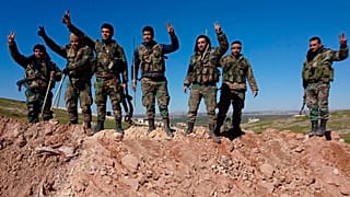 عکس آرشیوی سربازان ارتش سوریه در استان حلب در سال ۲۰۲۰ و نشان دادن علامت پیروزی