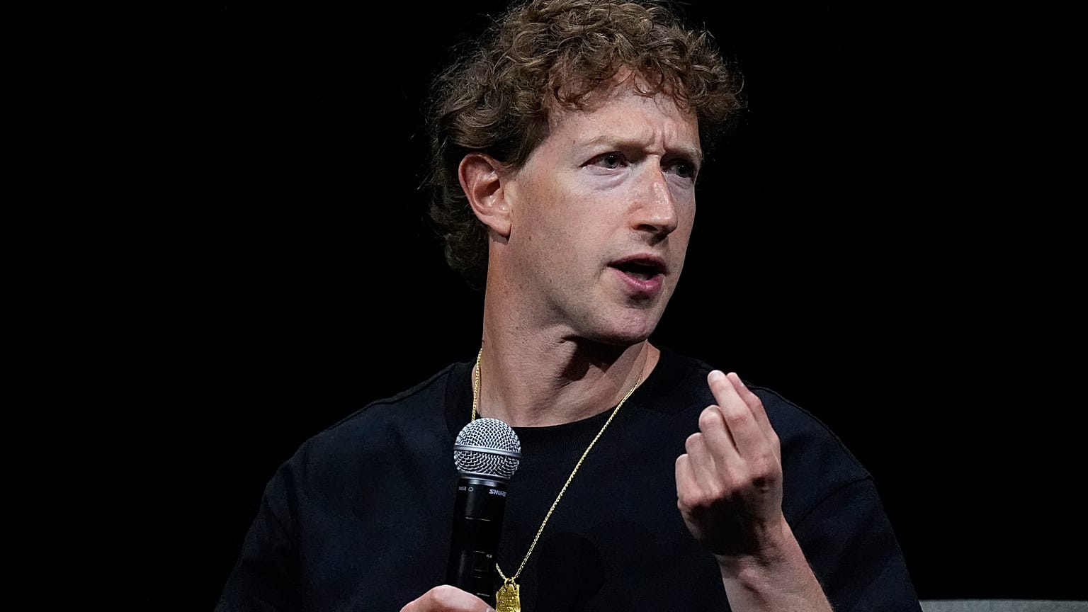 Mark Zuckerberg, director ejecutivo de Meta, hace una observación durante una aparición en SIGGRAPH 2024, la principal conferencia sobre gráficos por ordenador y técnicas interactivas, 