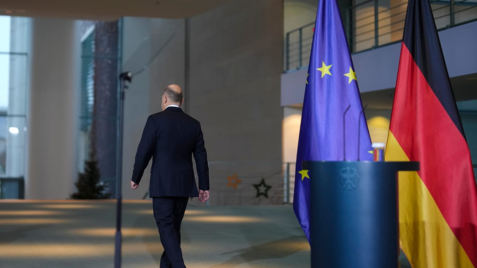 Kanclerz Niemiec Olaf Scholz po oświadczeniu i formalnym zwróceniu się do parlamentu o wotum zaufania.
