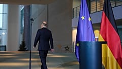 Kanclerz Niemiec Olaf Scholz po oświadczeniu i formalnym zwróceniu się do parlamentu o wotum zaufania.